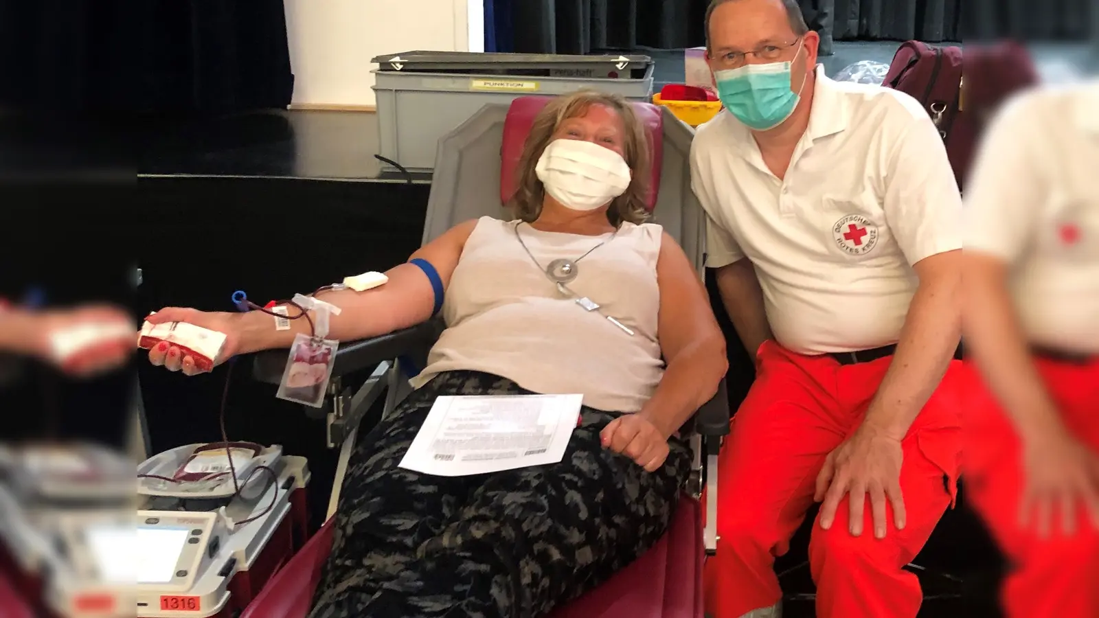 Münchens stellvertretende Landrätin Annette Ganssmüller-Maluche in Begleitung von Ismanings BRK Bereitschaftsleiter Fried Saacke beim Aderlass auf der Liege. (Foto: BRK Ismaning)