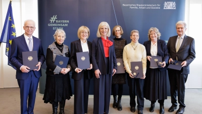 Sozialministerin Ulrike Scharf (Vierte von links) überreichte das Bundesverdienstkreuz u.a. an Hannelore Gräfin von Quadte-Wykradt-Isny und Wulf Freiherr von Schimmelmann (beide rechts). (Foto: Martina Nötel / StmAS)