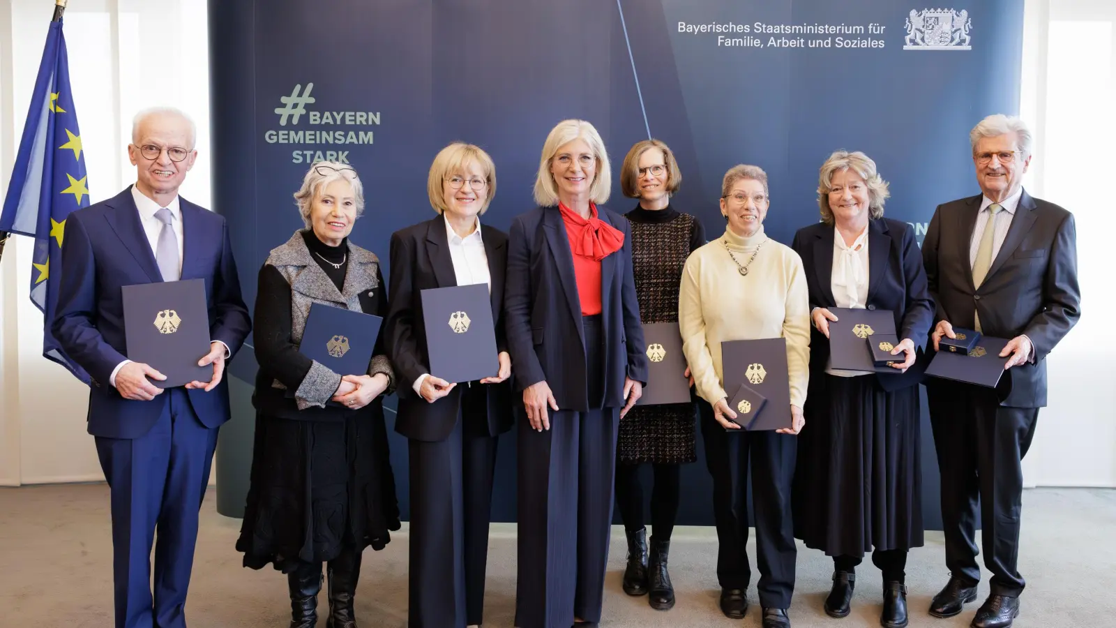 Sozialministerin Ulrike Scharf (Vierte von links) überreichte das Bundesverdienstkreuz u.a. an Hannelore Gräfin von Quadte-Wykradt-Isny und Wulf Freiherr von Schimmelmann (beide rechts). (Foto: Martina Nötel / StmAS)