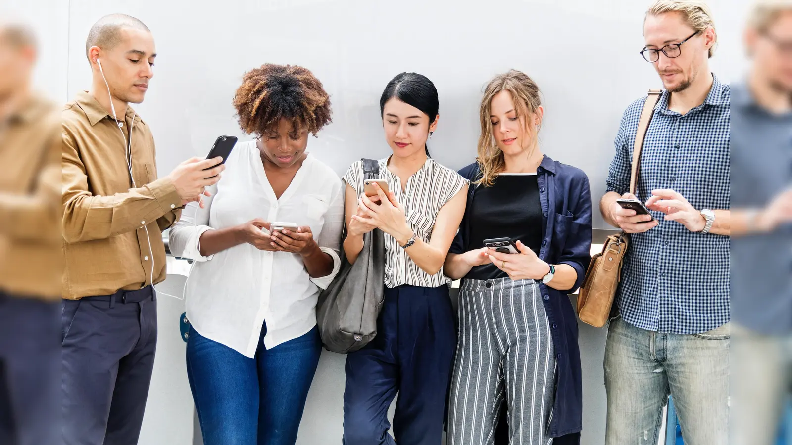 Ohne Smartphone geht in München fast niemand mehr aus dem Haus. Auch die Stadtbibliothek hat sich dem Trend zur Digitalisierung längst angepasst. (Foto: CCO)