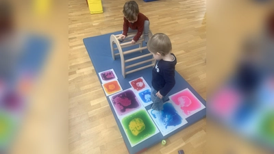 Bei den Kindern beliebt: der neue Kletterbogen aus hochwertigem Holz. (Foto: Familienzentrum Trudering)