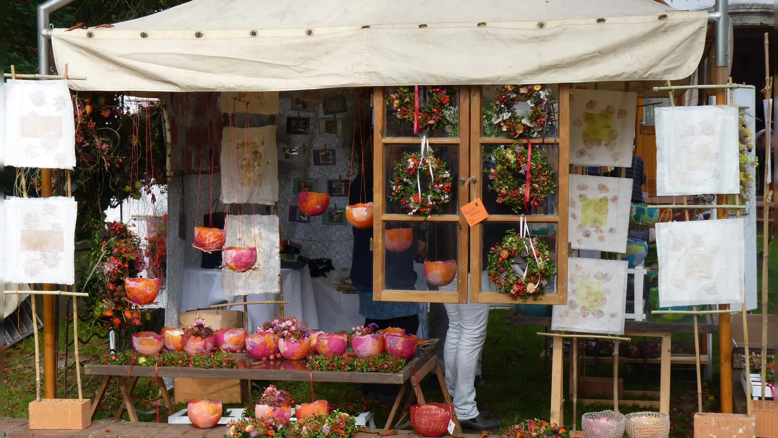 Von bunten Herbstgestecken über Töpferware, der Pantaleonmarkt bietet allerlei Waren feil. (Foto: Jositz)