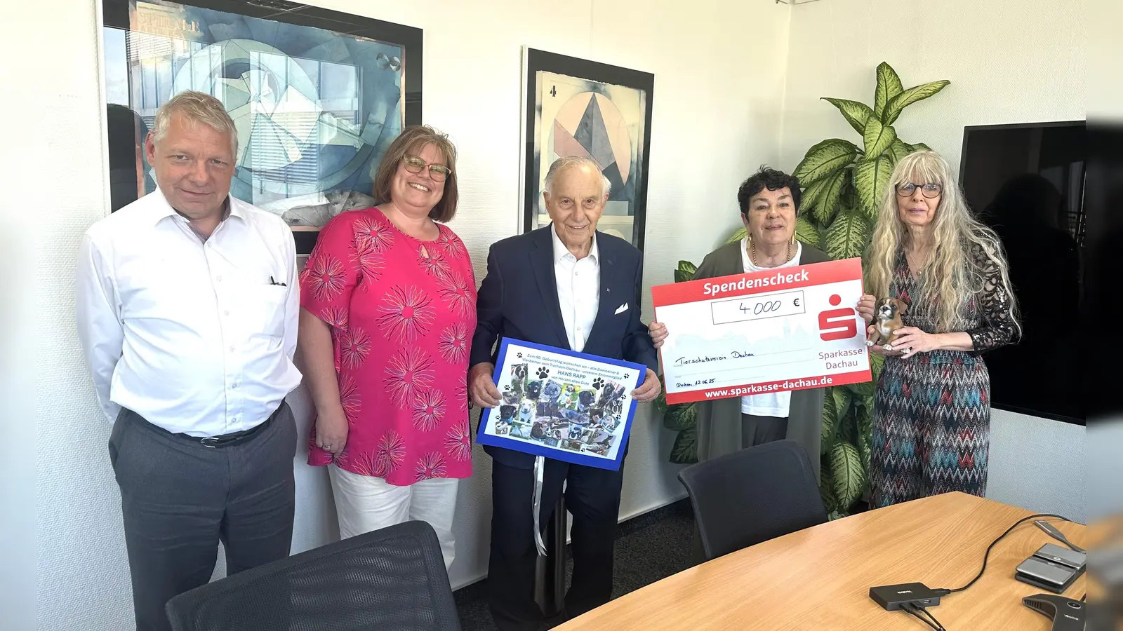 Helmut Rosenthal (Stiftungsrat), Kerstin Kolwerk (Buchhaltung), Hans Rapp, Beate Pretzner (Geschäftsführerin) und Silvia Gruber bei der Spendenübergabe. (Foto: TH Dachau)