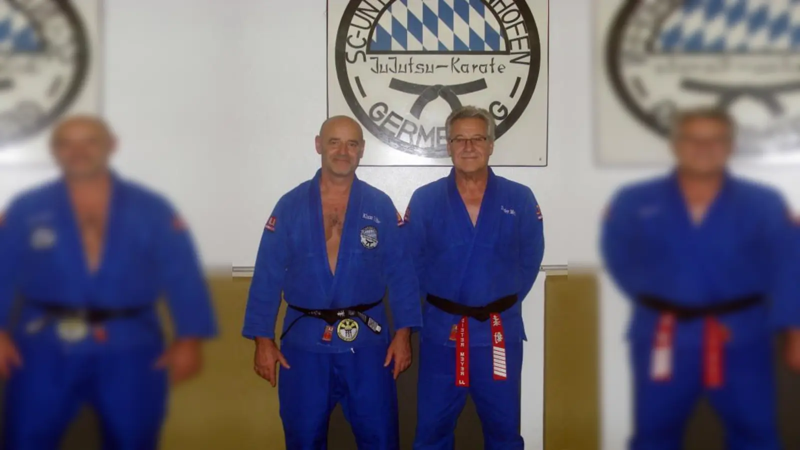 Klaus Röhler (links), Mitglied in der Ju-Jutsu-Abteilung des SC Unterpfaffenhofen-Germering, bei der Ehrung durch Dieter Meyer, Vizepräsident Breitensport des JJVB. (Foto: Astrid Grimm)