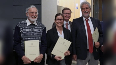 Die Bürgerurkunde ging an (v.l.) Manfred Gehrke, Stefanie Hirsch und Fritz Wauthier. Hinten: Bürgermeister Manfred Walter. (Foto: pst)