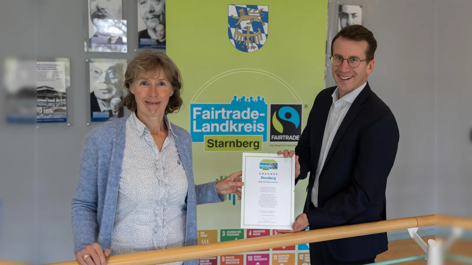 Klimaschutzmanagerin Josefine Anderer und Landrat Stefan Frey freuen sich, dass sich der Landkreis Starnberg weiterhin „Fairtrade-Town” nennen darf. (Foto: LRA Starnberg)