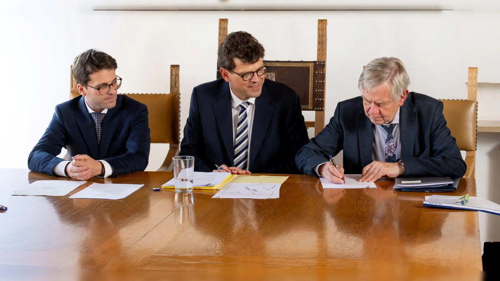 Unterzeichnung des notariellen Vertrages über die Übernahme von Teilflächen des ehemaligen „Kräutergartens“ durch die Stiftung Bayerische Gedenkstätten (von links): Dachaus Oberbürgermeister Florian Hartmann, Notar Felix Odersky und Karl Freller (Stiftungsdirektor). (Foto: Stiftung Bayerische Gedenkstätten/Tobias Hase)