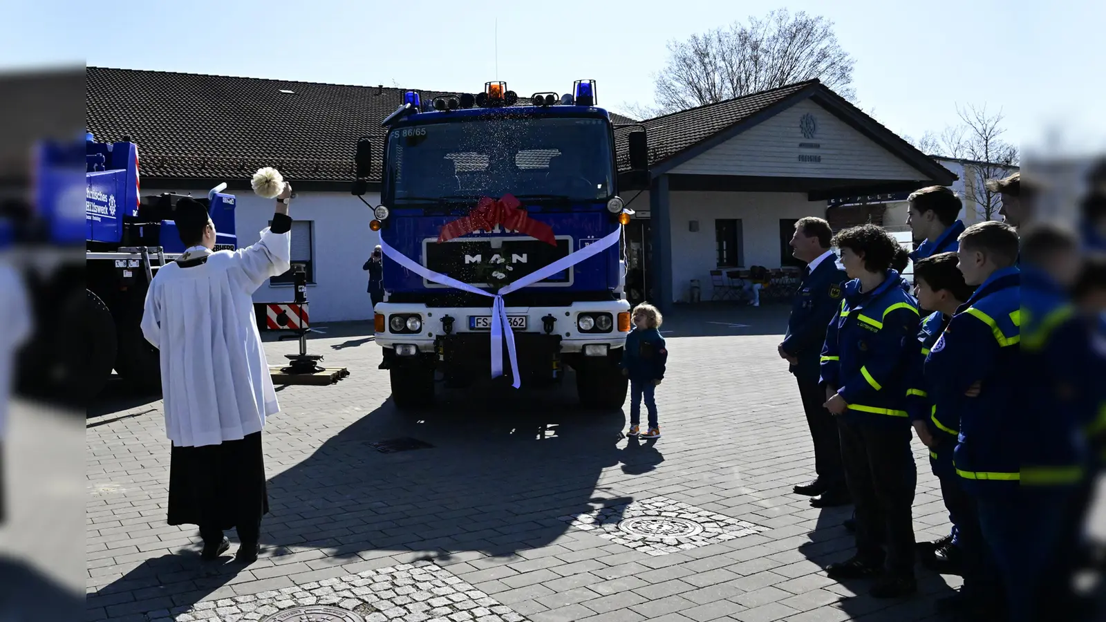 Der Wechsellader des THW wurde von der Flughafenfeuerwehr München gebraucht übernommen. Er ist hochgeländegängig und verbessert die Transportfähigkeit des Ortsverbandes signifikant. (Foto: R. Lex)