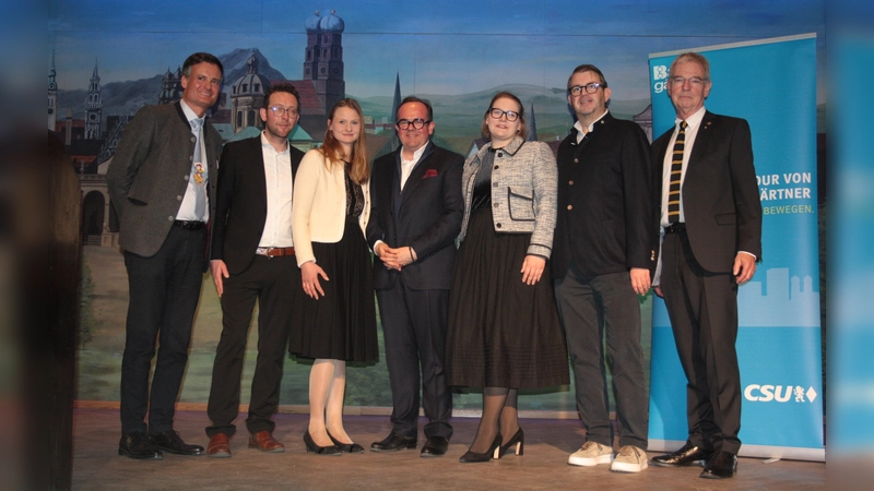 Der Vorsitzende der CSU Moosach-Borstei, Alexander Dietrich, mit den Stadtratskandidaten Leo Agerer, Bettina Obersojer, OB-Kandidat Clemens Baumgärtner, Antonia Waldner, Christian Zöller und Alexander Reissl (von links). (Foto: job)