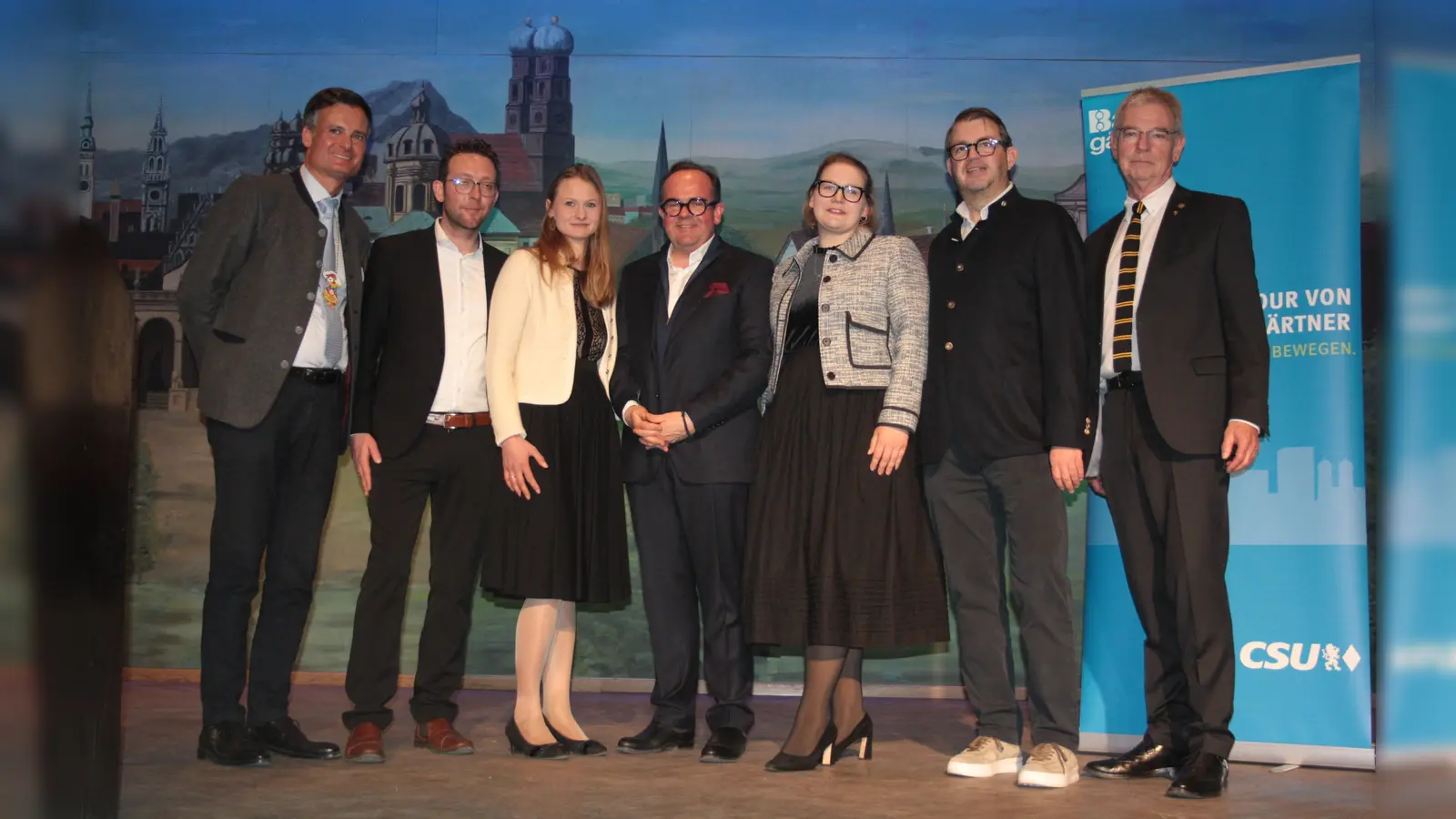 Der Vorsitzende der CSU Moosach-Borstei, Alexander Dietrich, mit den Stadtratskandidaten Leo Agerer, Bettina Obersojer, OB-Kandidat Clemens Baumgärtner, Antonia Waldner, Christian Zöller und Alexander Reissl (von links). (Foto: job)