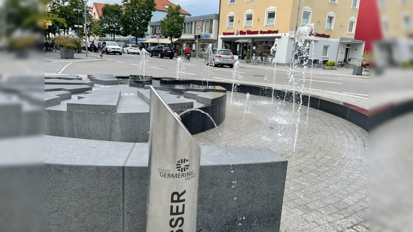 Die Wasserspiele am Kleinen Stachus werden jetzt durch einen Trinkwasserbrunnen ergänzt. (Foto: pst)