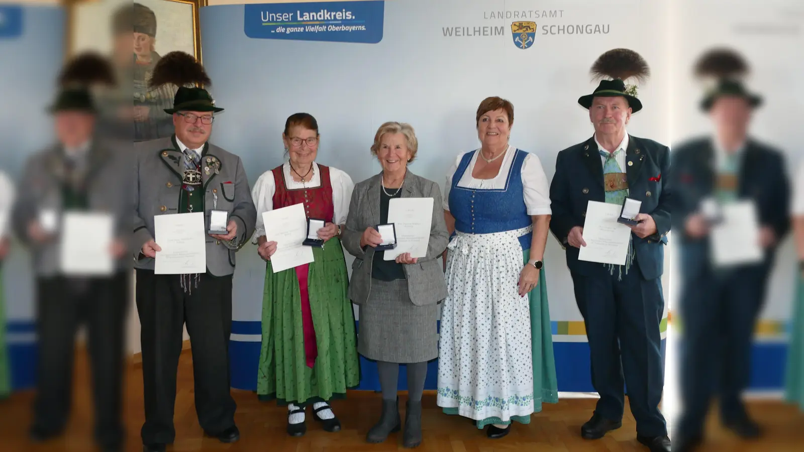 Große Freude über die Ehrung (von links): Franz Tafertshofer, Marianne Tafertshofer, Marianne Bußjäger, Landrätin Andrea Jochner-Weiß und Rudolf Ottl. (Foto: Landratsamt)