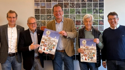 Präsentierten die neue Kalender-Auflage im Rathaus (v.l.): Michael Sigmund (Präsident Lions Club Germering), Markus Steckeler (Lions Distriktgovenor), Andreas Haas (Oberbürgermeister), Fred Burgstaller und Stefan Hetsch (beide Lions Club Germering). (Foto: Lions Club Germering)