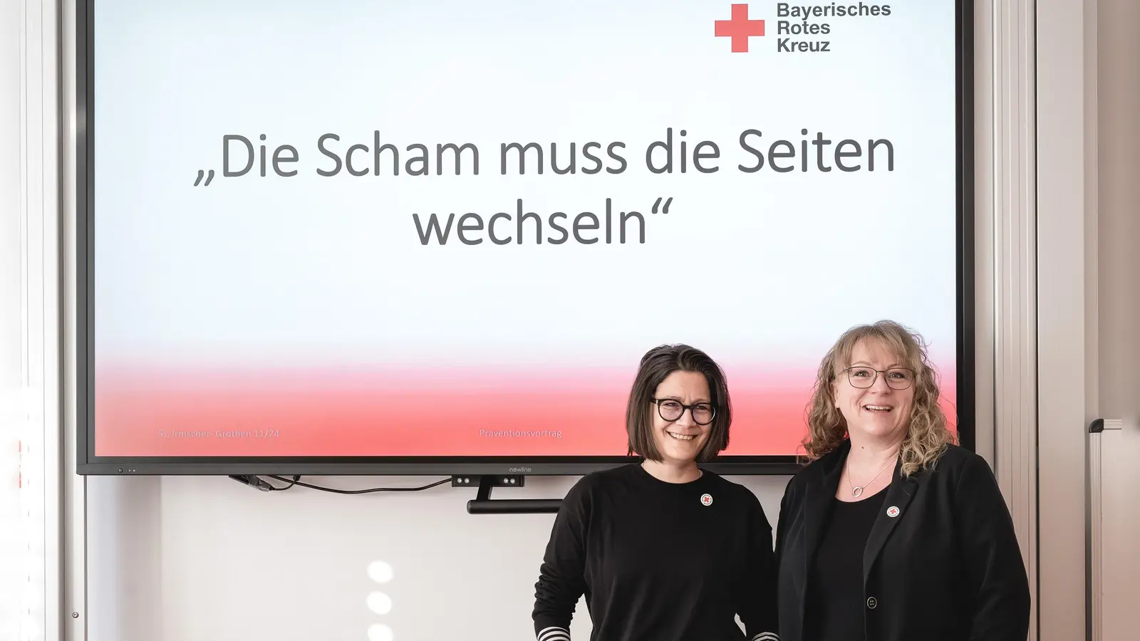 Johanna Schad und Steffi Irmscher-Grothen vom BRK Erding referierten an der FOSBOS. (Foto: Katrin Dobler)
