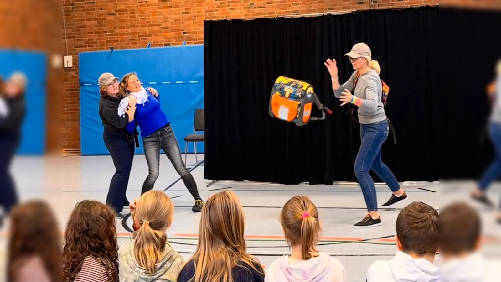 Beim interaktiven Mitmachtheater waren alle Schüler der Osel-Grundschule gefragt. (Foto: Nicole Hasenfuhs)