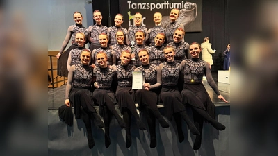 Die Schau-Solos der Jugendklasse und die Formationen der Hauptklasse des JTSC Karlsfeld gingen erfolgreich auf Punktejagd. (Foto: JTSC)