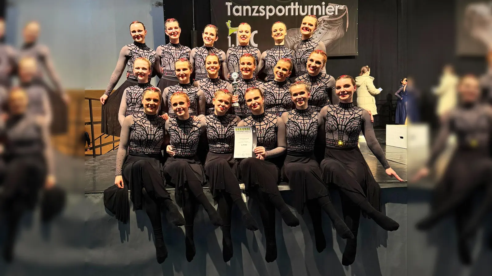 Die Schau-Solos der Jugendklasse und die Formationen der Hauptklasse des JTSC Karlsfeld gingen erfolgreich auf Punktejagd. (Foto: JTSC)