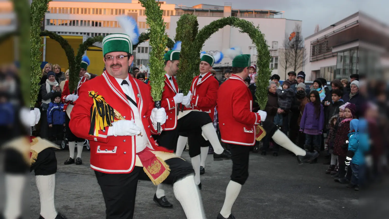 In den Jahren 1730, 1746 und 1749 fanden nachweislich feste Tänze statt. Seit 1760 wird der Schäfflertanz alle sieben Jahre aufgeführt.  (Archivbild: job)