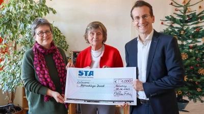 Landrat Stefan Frey bei der Übergabe des Schecks an Barbara Maier-Steiger (Leiterin Herrschinger Insel, l.) und Hildegard Wienholt (Vorstandsvorsitzende Herrschinger Insel).<br>  (Foto: Landratsamt Starnberg)