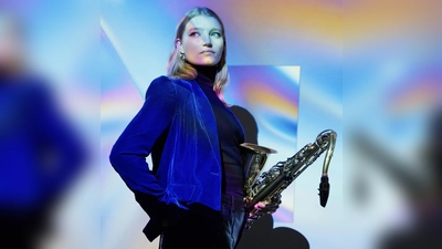 Emma Rawicz verbindet virtuoses Saxofonspiel mit starken, melodischen Kompositionen und einer klaren eigenen Handschrift. (Foto: Gregor Hohenberg)