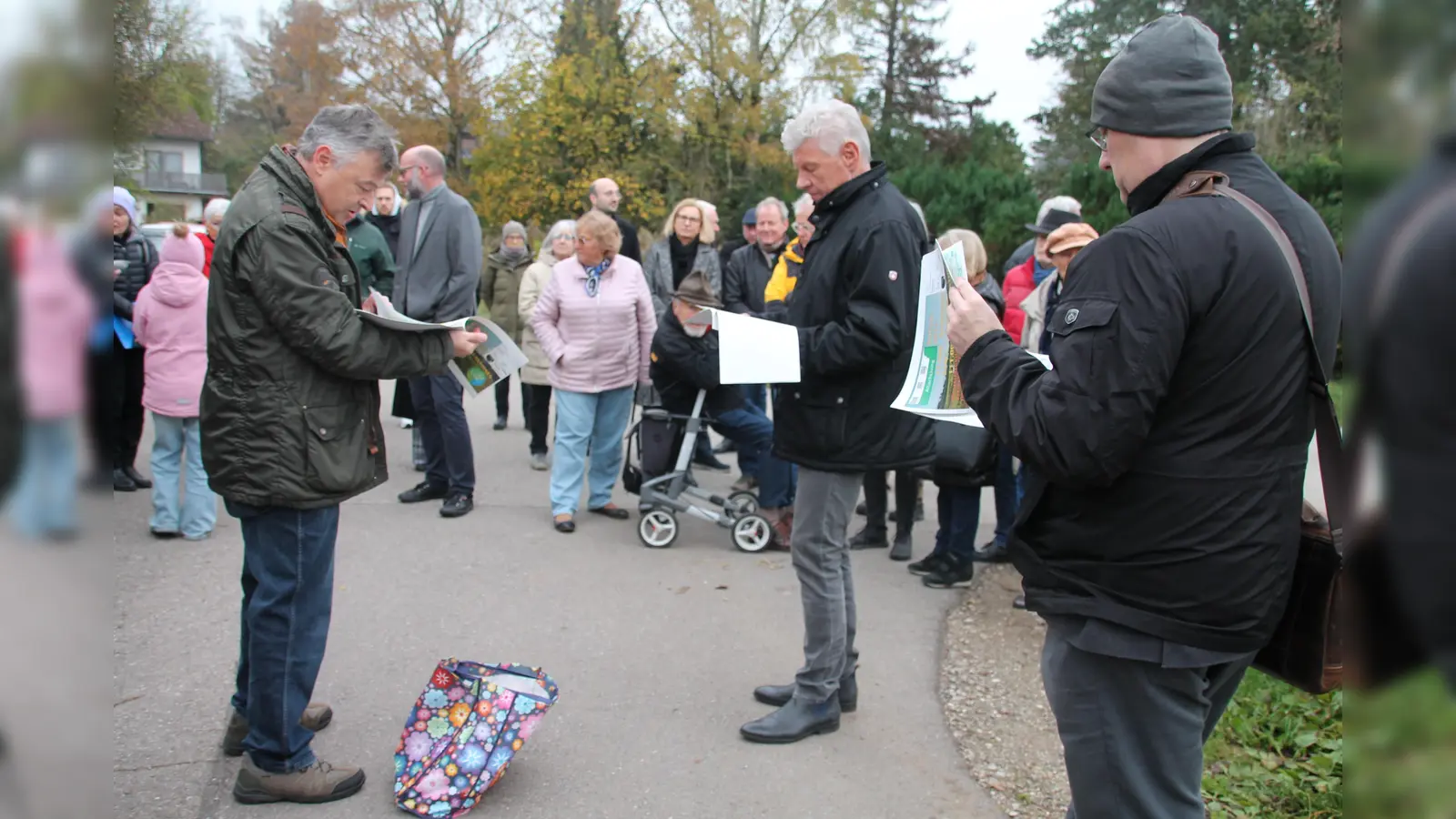 Oberbürgermeister Dieter Reiter, BI-Sprecher Peter Ziegler (l.) und BA-Chef Pascal Fuckerieder blättern in den Papieren, die Peter Ziegler mitgebracht hat.  (Foto: bb)