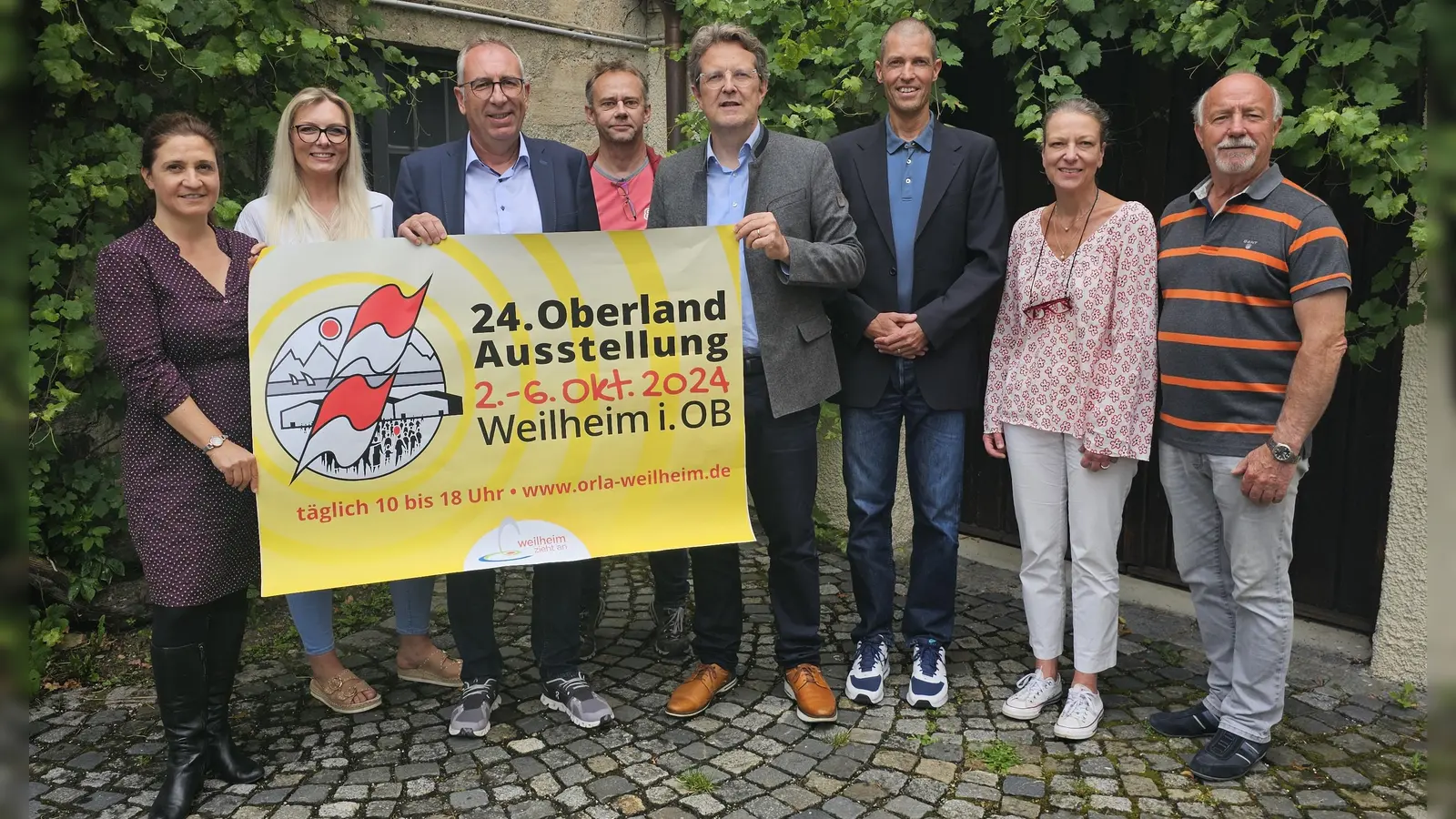 Freuen sich auf die ORLA: Bürgermeister Markus Loth und ORLA-Chef Josef Schmid umringt von den fleißigen Mitarbeitern der Stadtverwaltung (von links): Jutta Liebmann, Linda Daumann, 1. Bürgermeister Markus Loth, Olaf Wiesner, Josef Schmid, Stefan Frenzl, Katja Meier und Johann Stibich. (Foto: JWS GmbH)