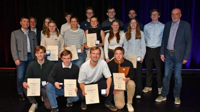 Die Spieler der Ultimate-Frisbee-Abteilung des TSV Unterföhring - eingerahmt vom Ersten Bürgermeister Andreas Kemmelmeyer (ganz links), dem Dritten Bürgermeister Johannes Mecke (rechts daneben) und dem Zweiten Bürgermeister Manuel Prieler (ganz rechts) - haben 2025 national wie international für Furore gesorgt. (Foto: Gemeinde Ufg/foe)