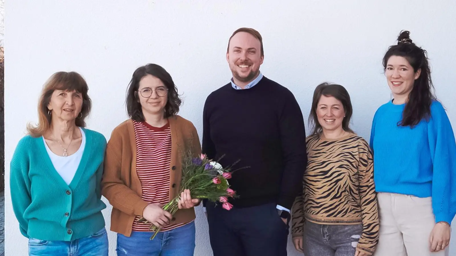 Sebastian Rüdiger vom Leitungsteam der Kolpingsfamilie (Mitte) bei der Spendenübergabe. (Foto: Graßl)
