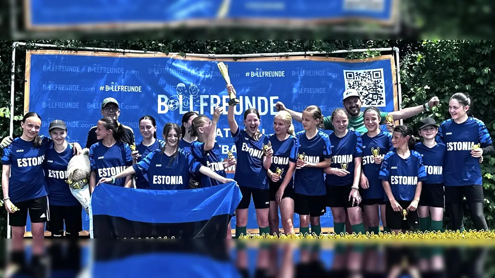 Richtig gut: Die U13-Mädchen des FC Fasanerie-Nord haben die Mini-EM in Augsburg gewonnen. Hier zeigen sie bei der Siegerehrung ihre große Freude über den Sieg.  (Foto: © FC Fasanerie Nord )