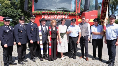 v.l. Kreisbrandmeister Florian Axenböck, Kreisbrandinspektor Richard Obermaier, Kreisbrandrat Florian Pleiner, Pfarrer Josef Kriechbaumer, Pfarrerin Ruth Nun, BM Irmgard Hibler, 1. Kommandant Andreas Maier, Landrat Martin Bayerstorfer, Rainer Exner und 1. Vorstand Bernhard Schex. (Foto: LRA Erding)