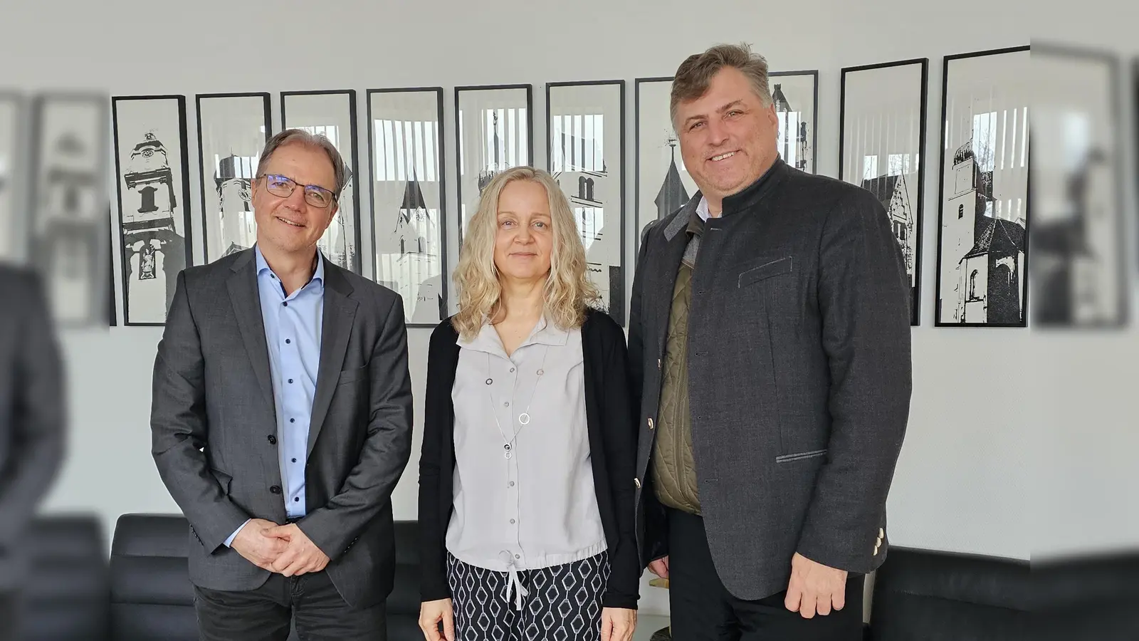 Landrat Stefan Löwl und Albert Sikora (l.) hießen Andrea Noha herzlich willkommen.  (Foto: LRA Dachau, Sina Török)