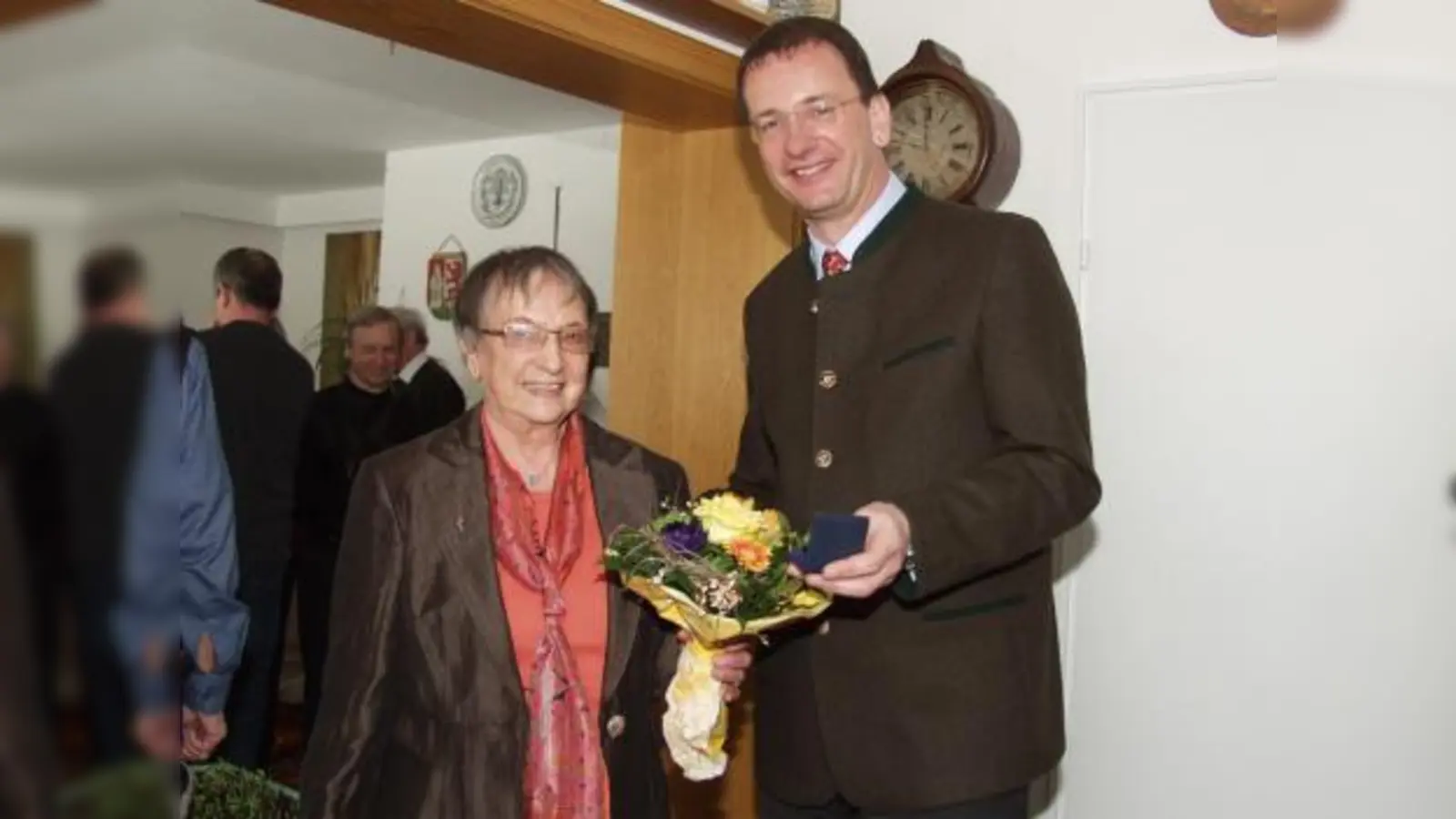 Von Oberbürgermeister Andreas Haas gab es für Irmgard Köhler-Langewiesche neben Blumen und einem Gratulationsschreiben auch eine silberne Medaille zum 80. Geburtstag. (Foto: Eva Schraft)