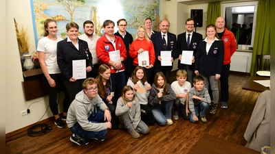 Viele Ehrungen und Auszeichnungen: vorne v.l. Kilian Groitl, Maya Freitag, Theresa Meiler, Luna Perini, Viktoria Anderson, Mats Weiss, Mailo Sogl; hinten v.l.Celina Pfaffenberger, Susanne Breuer, Michael Salaw, Robert Kadhimi, Siegfried Fernberger, Manuela Brankovic, Simone Schöttner, Claus Hieke, Martin Gebhard, Anna Gebhard, Ingo Cada<br><br>  (Foto: Wasserwacht Pilsensee)