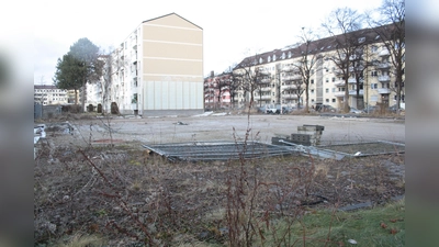 Seit die Tankstelle 2022 abgerissen wurde, ist an der Passauerstraße 20 nichts mehr vorangegangen. (Foto: job)