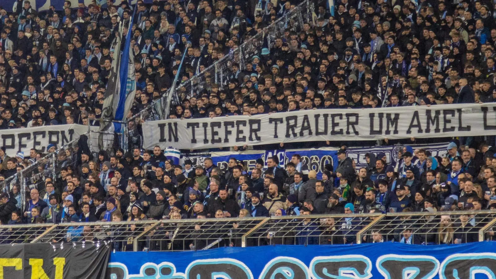 Gedenken an Terroropfer: Westkurve im Grünwalder Stadion. (Foto: Anne Wild)