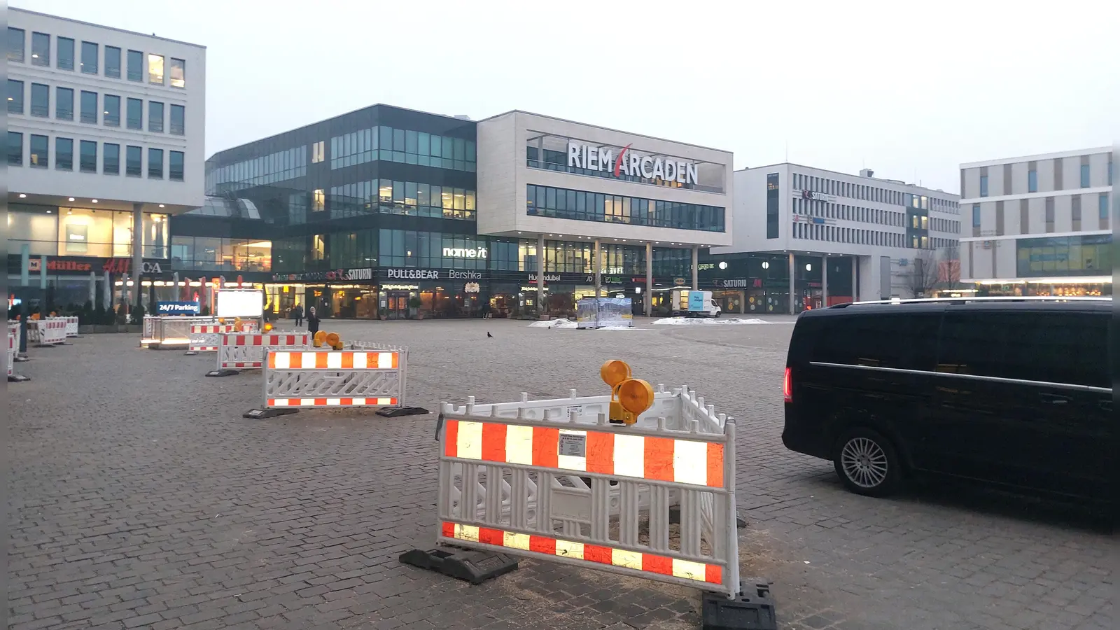 Die Arbeiten zur Umgestaltung des Willy-Brandt-Platzes haben begonnen. So sind Bäume gefällt worden, die erkrankt und/oder nicht mehr standsicher waren. (Foto: bas)
