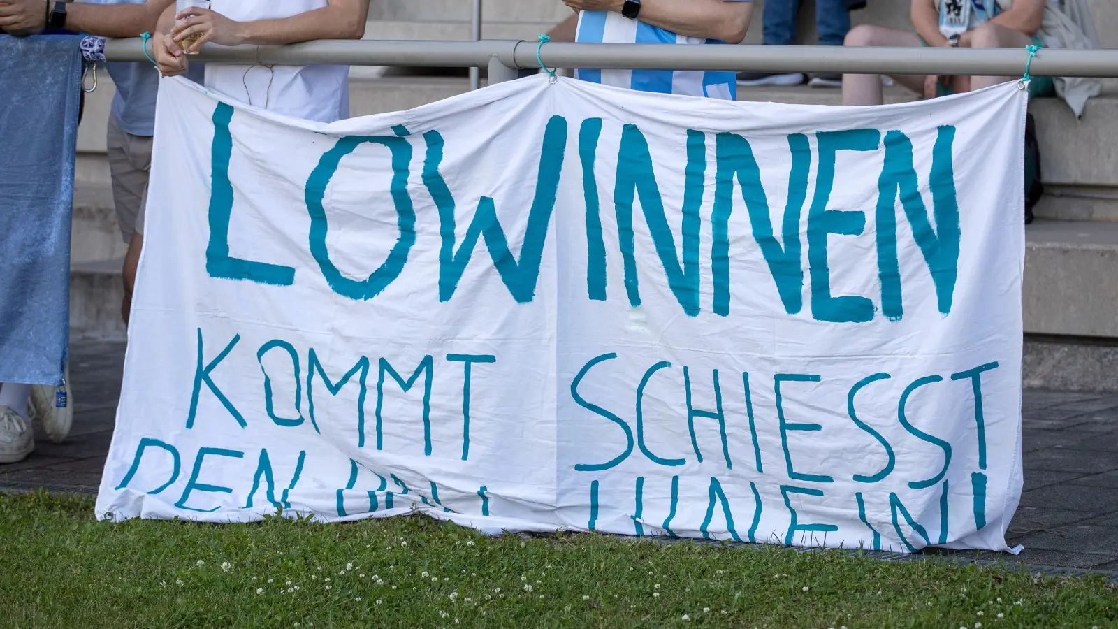 Rückkehr auf den Platz: Fußballerinnen des TSV 1860 München.  (Foto: Anne Wild)