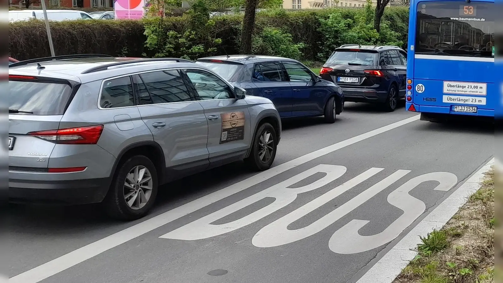 An der Busspur in der Landshuter Allee soll nachgebessert werden: Das Mobilitätsreferat will im Abschnitt Nymphenburger Straße / Blutenburgstraße einen Einfädelbereich schaffen. (Foto: Beatrix Köber)