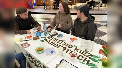 Spaß beim Spielen: Dies und mehr bietet der Wandertisch der Aktion „Westend Wohnzimmer”.  (Foto: MIN)