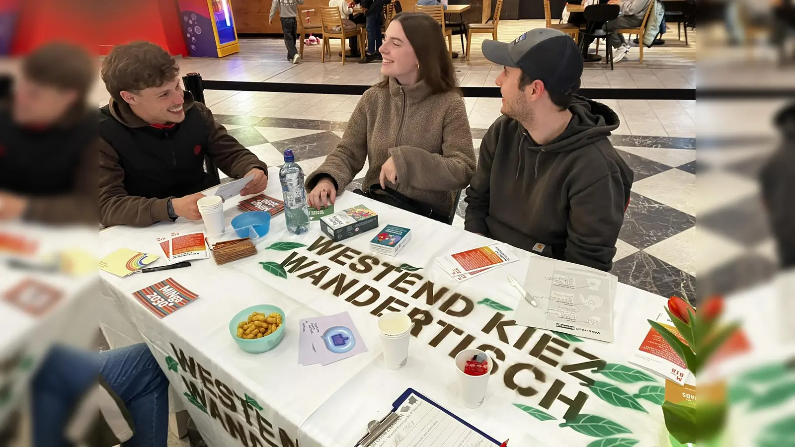 Spaß beim Spielen: Dies und mehr bietet der Wandertisch der Aktion „Westend Wohnzimmer”.  (Foto: MIN)