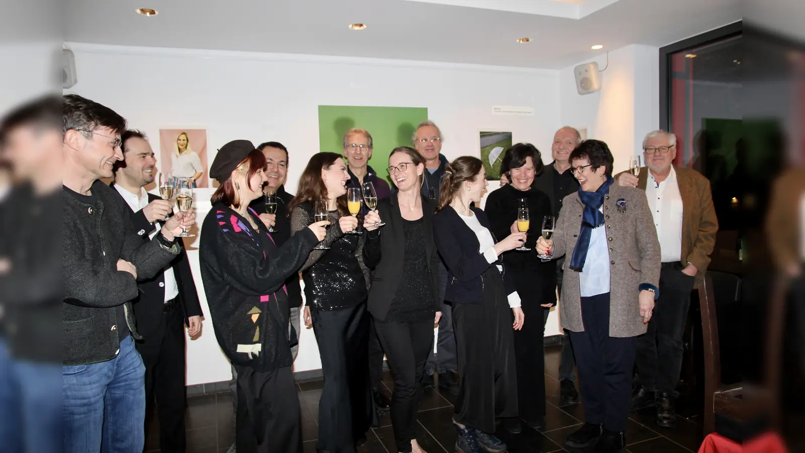 Anstoßen auf den erfolgreichen Abend: Die Musikschule Gauting-Stockdorf e.V. feierte ihren 35. Geburtstag. Bürgermeisterin Brigitte Kössinger (rechts) und ihr Stellvertreter Jürgen Sklarek gratulierten Schulleiterin Denise Kirschke (Mitte).  (Foto: us)