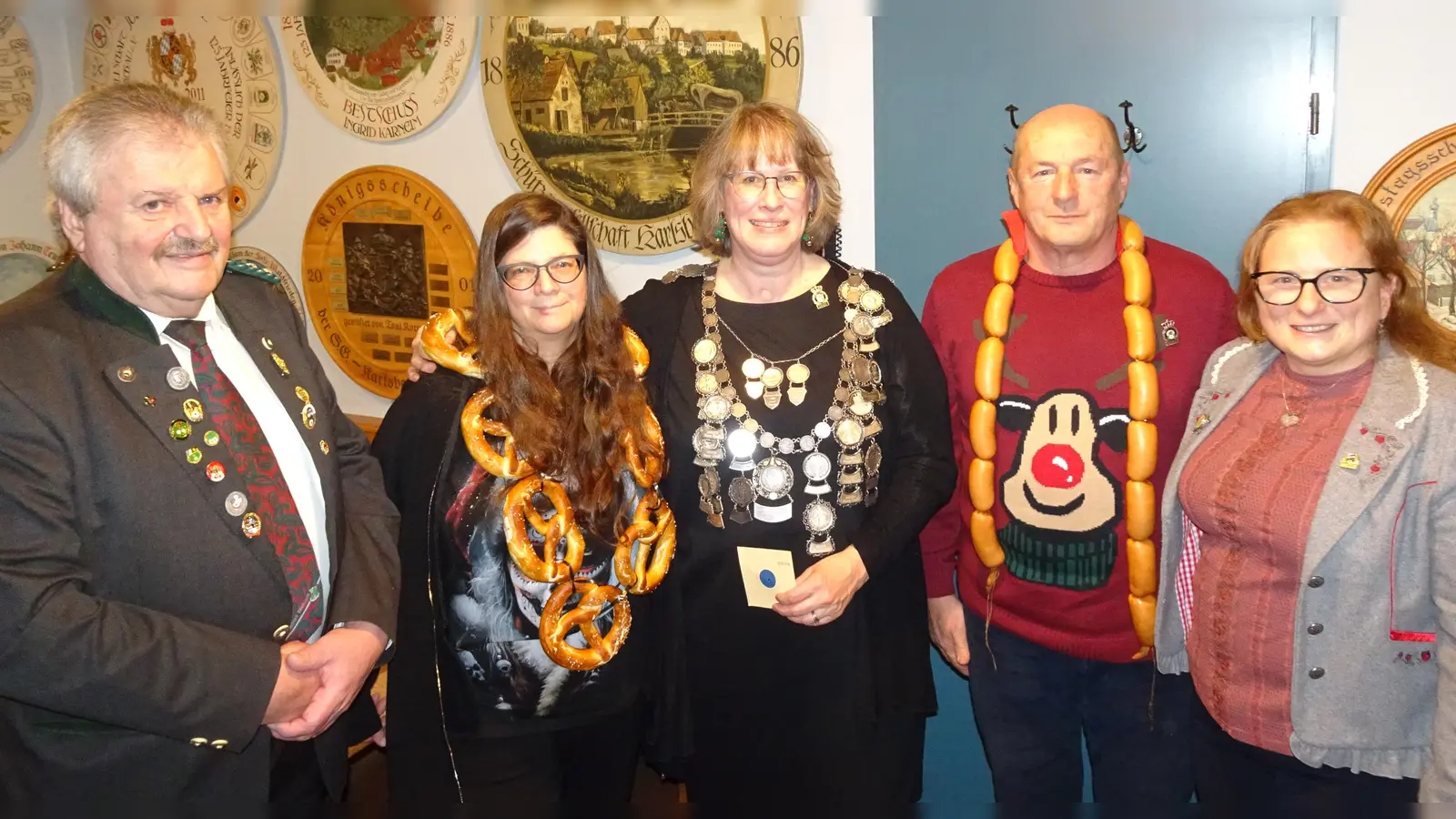 Ute Mowitz-Rudolph (Mitte) gewann zum ersten Mal das Königsschießen. (Foto: Almenrausch und Edelweiß Pellheim)