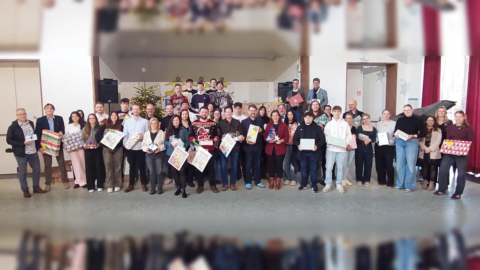 Die Berufsschulen übergaben die Weihnachtsgeschenke für das Münchner Waisenhaus mit Bürgermeisterin Verena Dietl und Stadtschulrat Florian Kraus. (Foto: RBS)