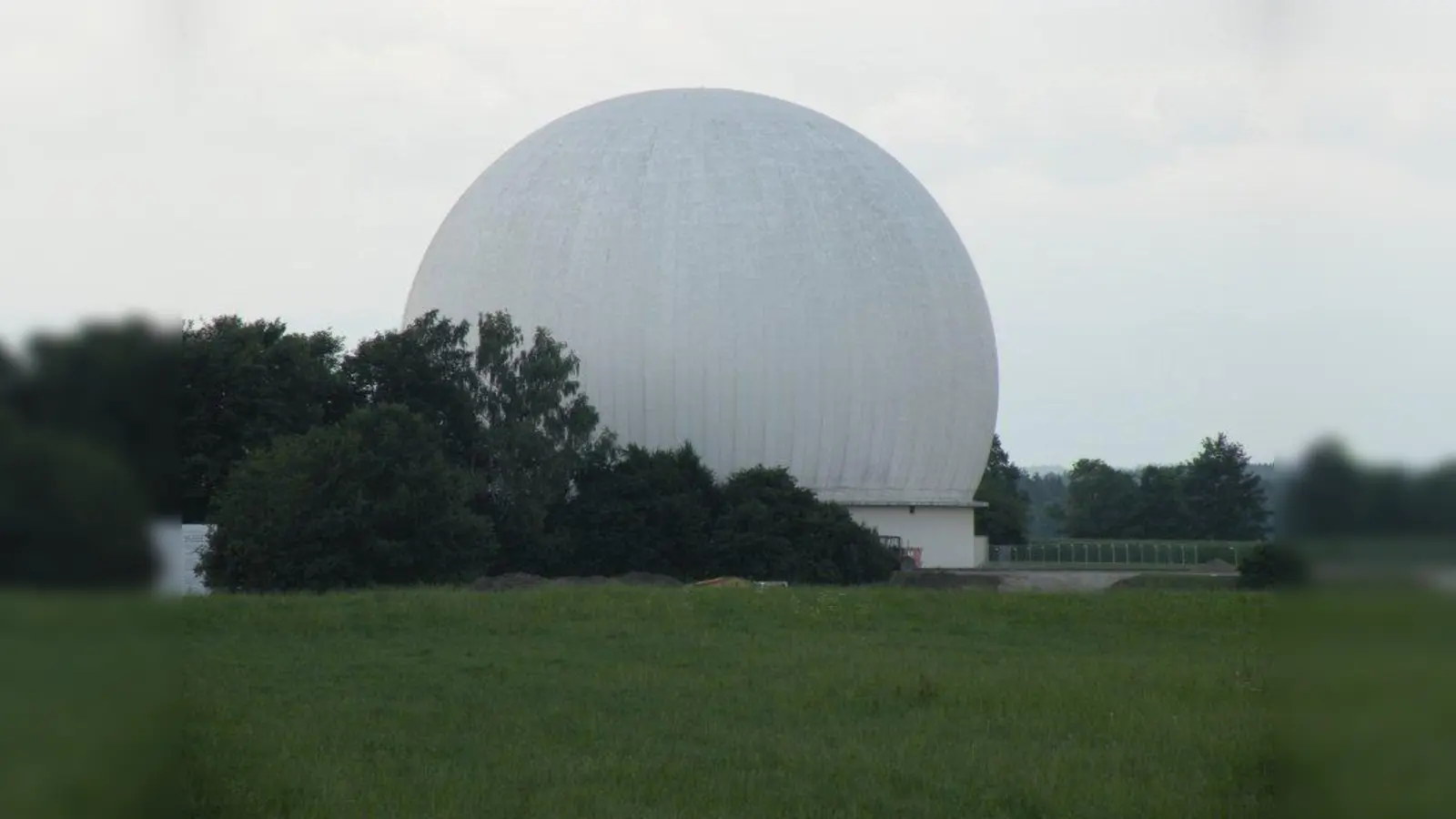 Ein Wahrzeichen Raisting: Das Radom, hier noch mit der alten Hülle, die ein Sturm zerstörte. (Foto: mka / Archiv)