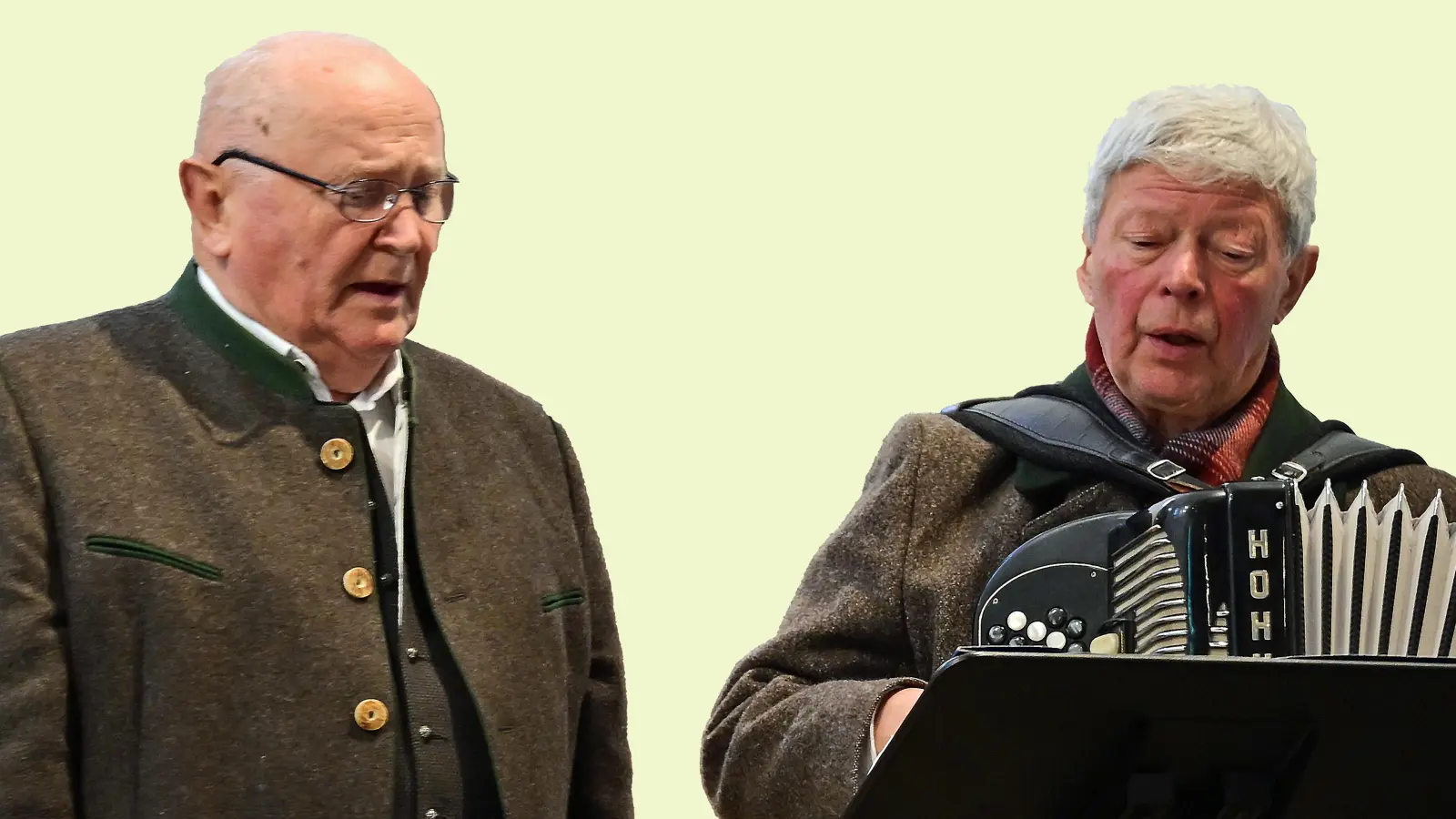 Der Reithofener Zwoagsang, Gerhard Nußrainer (l.) und Sebastian „Wast“ Brandl, die Kulturpreisträger 2023 des Landkreises Erding und die Träger der Bürgermedaille 2024 der Gemeinde Pastetten, sind beim Frühjahrssingen in Gaden mit dabei. (Foto: Lex)