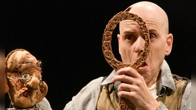 Die Berliner Performerin Bridge Markland präsentiert das Musiktheater „krug in the box”. (Foto: Manuela Schneider)