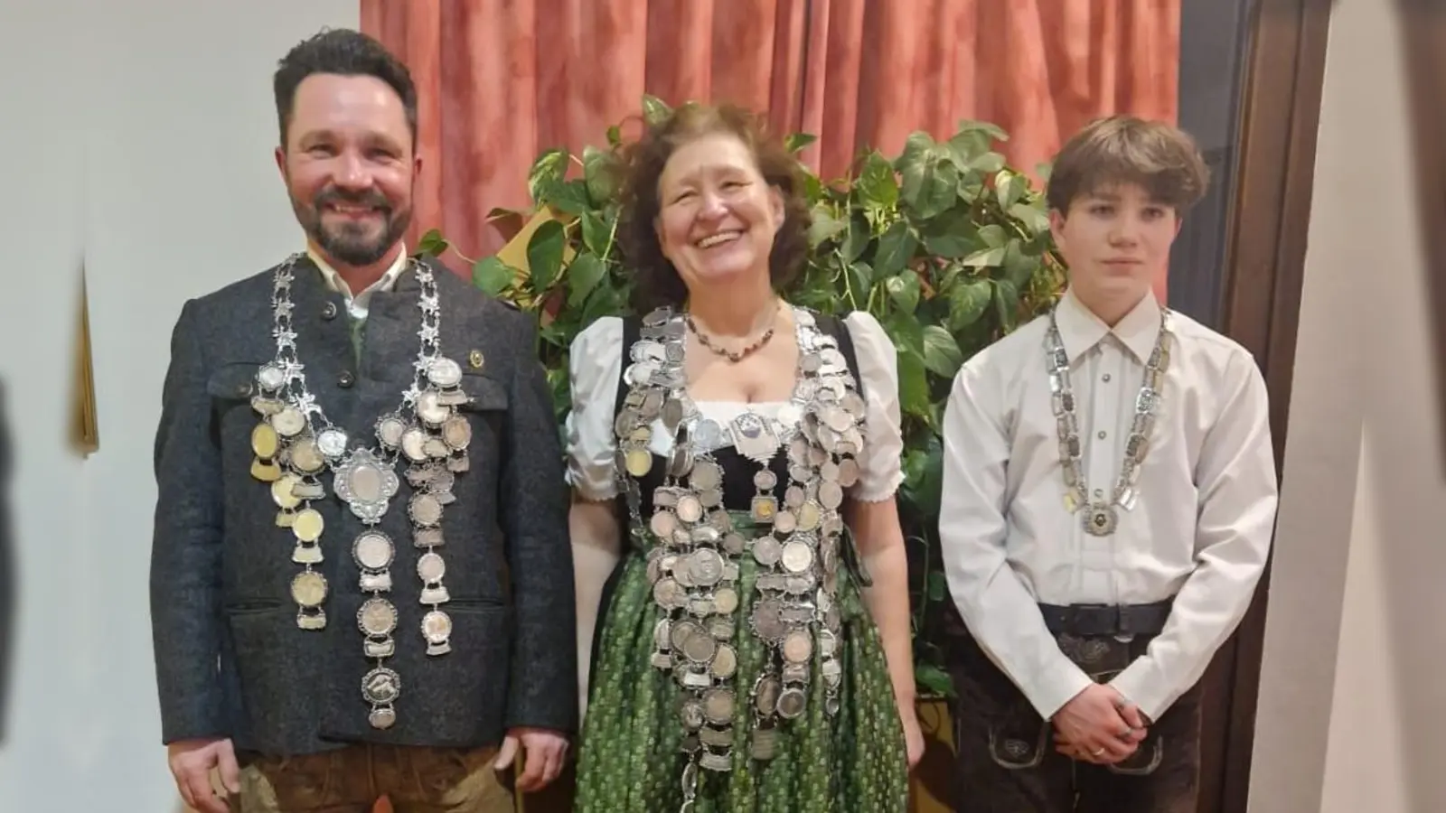 Pistolenkönig Ronny Zeigermann, Schützenkönigin Carmen Reder und Jugendkönig Jamie Zeigermann. (Foto: Yvonne Zeigermann)