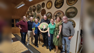 Spender Dr. Thomas Weiler, Sohn Moritz Kofen, Gewinner Bogen Andrea Horwath, Sportleiter Martin Vermathen, Gewinner Kugel Anja Lehmann, Tochter Christina Rebay von Ehrenwiesen, 1. Schützenmeister Josef Schneider (von links) zeigen die Scheibe.<br><br> (Foto: SG Hechendorf-Güntering)