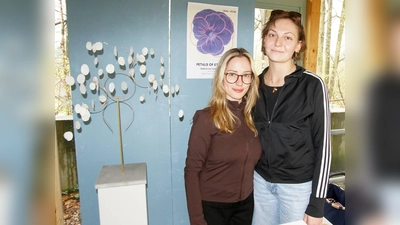 Blanka Papp-Erdei (l.) und Luzia Ortlieb zeigen in der Galerie am Lindenkeller „Florale Kunst”.<br> (Foto: bro)