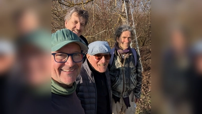 Bei der Nistkastenaktion des Bund Naturschutz in Unterhaching (v. l.): Stefan König, Gerhard Müller, Horst Mildner und Haldor Neumann. (Foto: sk)